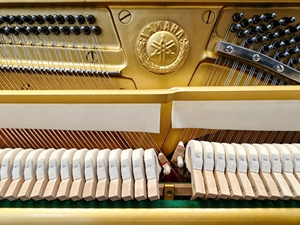Piano droit d'occasion Yamaha U1M japonais, 88 touches pleine taille, mécanisme Beffa à marteaux, action durable - Product Image 4