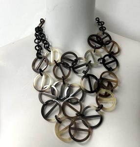 Collier de luxe en corne de buffle fait à la main, bijoux naturels et durables pour femmes, haute qualité - Product Image 1