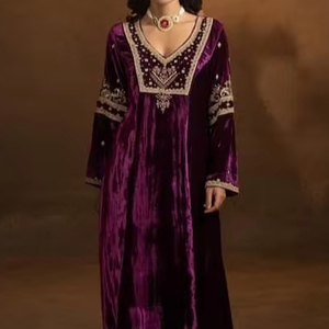 BELLE ROBE LONGUE ANARKALI ET PANTALON EN VELOURS VIOLET AVEC PERLES DE VERRE EN CRISTAL ORNÉ, TRAVAIL DABKA pour Fête/MARIAGE = 2024 - Product Image 1