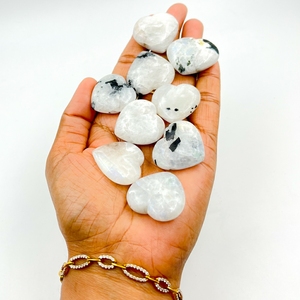 Precio al por mayor de cristal natural en forma de corazones piedra de amor piedra lunar blanca decoración del hogar curación cuarzo Chakra Reiki piedras preciosas sueltas - Product Image 1