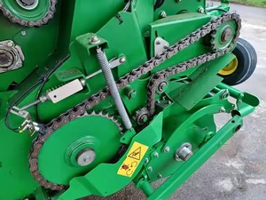 เครื่องอัดฟางอเนกประสงค์ทรงสี่เหลี่ยมผืนผ้า ผลิตภาพสูง ขายดี พร้อมมอเตอร์เกียร์สำหรับรถแทรกเตอร์ขนาดเล็ก - Product Image 2