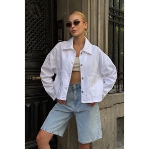 Giacca in Denim Oversize da donna con doppie tasche e giacca alla moda con chiusura a bottoni - Product Image 5