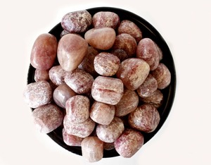 คริสตัลสตรอเบอร์รี่ควอตซ์ทรงกลมขนาด 15-30 มม. คุณภาพดี สำหรับการทำสมาธิและตกแต่งบ้าน - Product Image 1