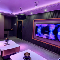 Cabine mobile KTV Apple équipée d'un ensemble complet d'équipements audio et vidéo adaptés à l'espace privé ou aux réunions de famille