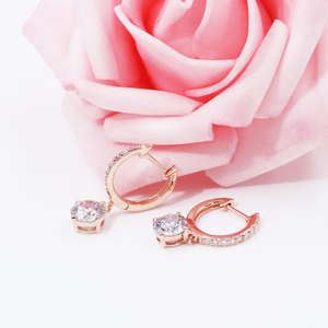 ต่างหูมอยส์ซาไนต์ทรงเหลี่ยมเจียระไนแบบบริลเลียนท์ ตัวเรือนเงินแท้ชุบทอง 18k ดีไซน์คลาสสิก เรียบหรู สไตล์มินิมอล ประดับเพชร 4 ก้าน จากเทียนหยู เจ็มส์ - Product Image 4