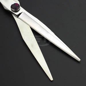 กรรไกรตัดผมมือขวากันลื่น ใบมีดสแตนเลส 4Cr13 ด้ามจับขนาดกลาง รับทำโลโก้ น้ำหนักเบา บริการ OEM - Product Image 6