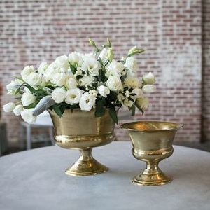 Florero de aluminio de alta calidad con acabado dorado brillante y nuevo aspecto con base de soporte con Juego de 2 tamaños diferentes - Product Image 1