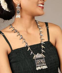 Conjunto de Collar y Pendientes con Motivo de Pájaro en Plata Oxidada y Oro de Dos Tonos, Regalo para Ella - Product Image 1