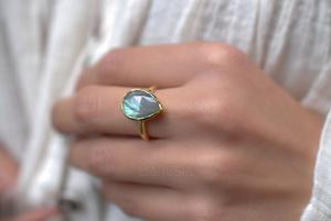 Bague en labradorite faite à la main, plaquée or 18 carats, bijoux fantaisie, pierre précieuse labradorite, bijoux pour femmes, bague de mariage, cadeau pour femmes - Product Image 6