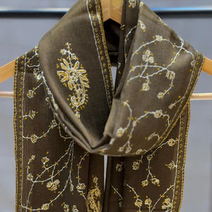 Châle Kashmiri en laine brodée traditionnelle Matériau en polyester à motif solide pour les événements d'hiver et les looks ethniques - Product Image 1