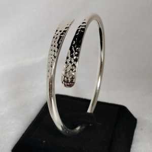 Brazalete ajustable bahameño Vintage hecho a mano con textura martillada chapada en plata de ley, pulsera apilable, joyería de moda para mujer - Product Image 4