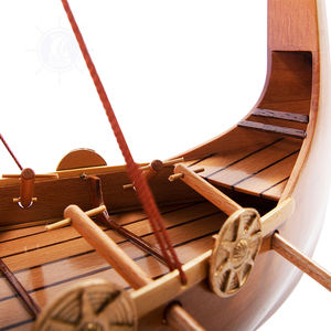 Modelo de Madera Artesanal del Legendario Barco Vikingo Drakkar, Arte Marítimo Atemporal para Decoración o Regalo (64Lx16.5Wx50H cm) - Product Image 5