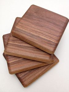 Dessous de verre carrés en bois de manguier gravés avec logo personnalisé Tapis et tampons carrés en bois au design personnalisé - Product Image 5