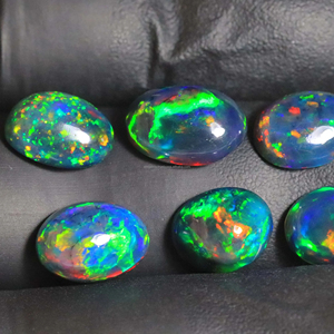 Stupefacente opale opale nero opale Cabochon Semi prezioso forma ovale pietra liscia opale nero lucido da 4 a <span class=keywords><strong>6</strong></span> carati pietra