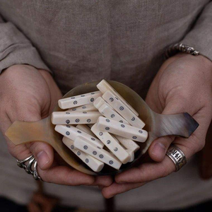 Dados de Ágata de Cuatro Caras Hechos a Mano con Hueso de Búfalo de Alta Calidad, Dados de Juego de Cuerno de Búfalo con Diseño y Tamaño Personalizados por S A And Sons - Product Image 1