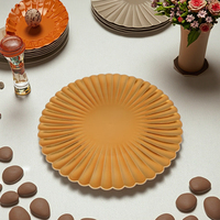 Assiette de présentation classique en plastique de 13 pouces, motif végétal peint à la main, couleur personnalisée, pour décoration de table de mariage et de maison, vente en gros