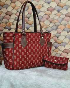 กระเป๋าถือ2ช่องมีกระเป๋าด้านข้าง2ช่องพร้อมซิปและกระเป๋าขนาดเล็กเพื่อการพกพาที่สมบูรณ์แบบสำหรับทุกวันความต้องการอย่างเป็นทางการ - Product Image 4