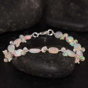 สร้อยข้อมือลูกปัดโอปอลสีขาวเอธิโอเปีย ทำด้วยมือจากธรรมชาติ ของขวัญประจำเดือนตุลาคมสำหรับเธอ เครื่องประดับที่ละเอียดอ่อน - Product Image 6