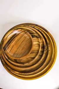 Assiettes de dîner rondes en bois d'acacia noir massif faites à la main personnalisées et écologiques style classique par Crescent Crafts - Product Image 3