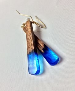 Pendientes con forma de corazón de resina blanca y negra con lámina de oro STYLELISH, Pendientes colgantes de resina de madera geométricos redondos cuadrados - Product Image 1