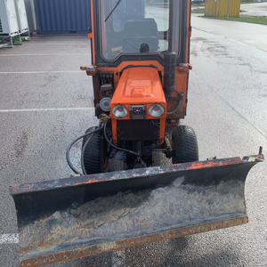 Tracteur à roues Kubota B7100 35 CV pour les exploitations agricoles, tracteur à chenilles avec composants principaux : moteur, pompe à engrenages, boîte de vitesses - Product Image 1