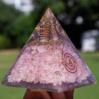 Pyramide d'orgone artisanale en quartz rose et quartz cristallin avec bobine de cuivre pour l'activation du chakra cardiaque Reiki