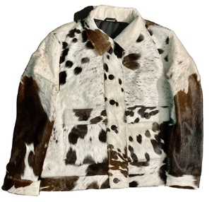 Chaqueta de invierno para mujer hecha a mano de primera calidad, cuero de vaca transpirable con decoración de botones, estampado de vaca Natural - Product Image 1