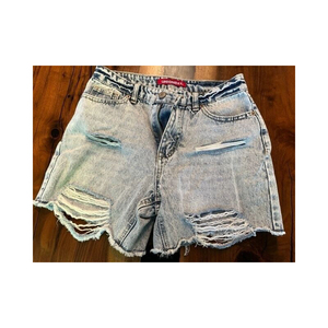 Shorts en jean respirants taille mi-haute pour femme avec effet froncé et boutons décoratifs - Product Image 1