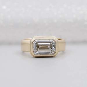 Bague de fiançailles solitaire élégante en diamant émeraude taille émeraude cultivé en laboratoire avec sertissage clos, certifiée IGI, style East West - Product Image 1