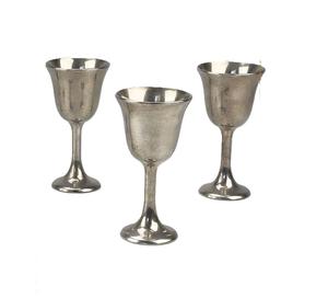 Verre à vin en métal artisanal attrayant et durable avec un matériau de longue durée et une finition élégante pour un environnement luxueux - Product Image 1