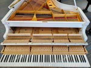 Piano à queue Yamaha G2 blanc, 88 touches lestées, style classique, pour un jeu professionnel, montage au sol, plancher de sonorisation en bois massif - Product Image 2