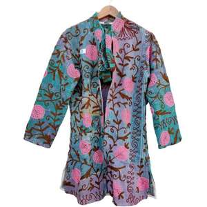 Chaqueta Vintage Suzani Bordado Kantha Algodón Tejido Floral Reversible Ecológico Abrigo largo con 2 bolsillos Tamaño libre Se adapta a todos - Product Image 1