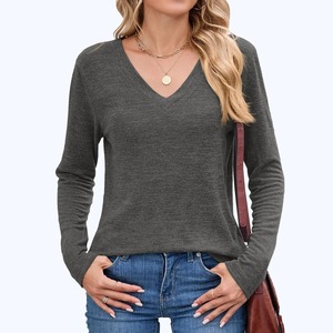 เสื้อยืดลำลองคอวีแขนยาวทรงหลวมสำหรับผู้หญิง สไตล์ใหม่สำหรับฤดูใบไม้ร่วงและฤดูหนาว สวมใส่สบาย ระบายอากาศได้ดี ไซส์พลัส ดีไซน์ทันสมัย - Product Image 4