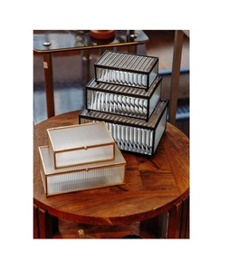 Precioso joyero de metal de inspiración vintage con delicados grabados, Cofre del Tesoro Artístico y atemporal para recuerdos especiales - Product Image 1