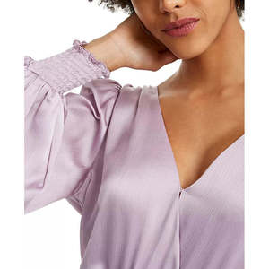 Top da donna LEYDEN in raso con scollo a V viola taglia media - Product Image 3