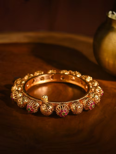 Delicados brazaletes de latón de filigrana, con un patrón recortado de flores continuo y centros de piedra de colores, a precios de mayorista. - Product Image 3