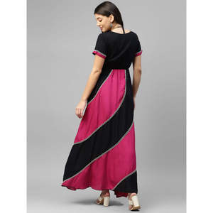 Vestido Maxi para Mujer en Negro con Bloques de Color Magenta - Product Image 4