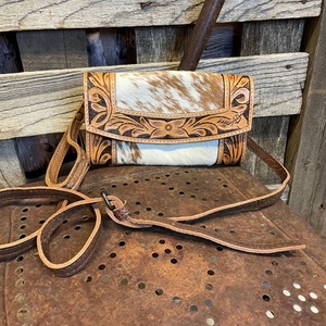 กระเป๋าหนังวัวลายดอกไม้พร้อมพู่ยาว - Product Image 1