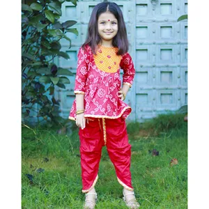 ชุดสัลวาร์ คามีซ ผ้าฝ้ายแบนฮานีสีแดง แต่งผ้าจอร์เจตต์ สไตล์ปากีสถาน บอลลีวูด งานปักหนัก สำหรับงานเทศกาล ชุดพื้นเมืองประดับด้วยด้ายและกระดุม - Product Image 1