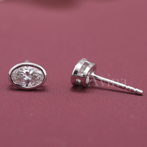Boucles d'oreilles clous en or 18 carats avec diamant ovale solitaire cultivé en laboratoire certifié IGI, serti clos - Product Image 4