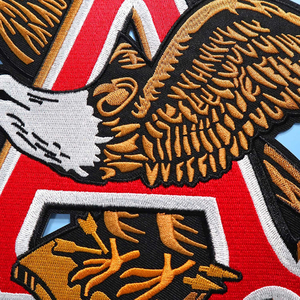 Vente directe usine OEM – Patch brodé personnalisé de haute qualité à coudre, motif drapeau national tissé - Product Image 3