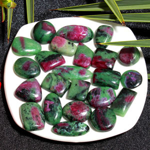 พลอยทับทิมธรรมชาติทรงรี/ทรงลูกแพร์/ทรงคุชชั่น สีเขียว ประกายมุก ขนาด 32-20 มม. น้ำหนัก 195 กะรัต สร้อยคอจี้ทำมือจากโปแลนด์ ขายส่ง - Product Image 1