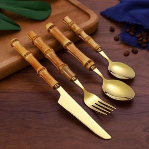 Ensemble de couverts légers en acier inoxydable avec manche en bois, conçu pour une manipulation facile lors des repas, des collations et des rassemblements - Product Image 2