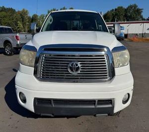 Ventas Top con ENTREGA RÁPIDA 2022 para Camioneta Tundra 4WD DBL 4.6L V8 6-SPD con Volante a la Izquierda, Asientos de Cuero, Cámara Trasera - Product Image 1