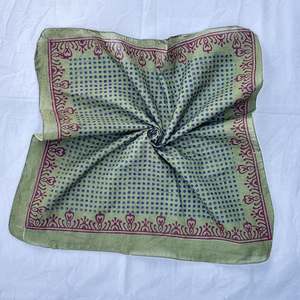 Bandanas personnalisés en gros, imprimés en coton noir, en soie, en polyester, écharpe bandana avec logo, satin de soie, imprimé personnalisé carré - Product Image 1