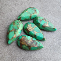 Pierres précieuses en turquoise verte naturelle de qualité AAA+, grande forme de poire, taille facettée, effet étoilé, dos plat, goutte d'eau calibrée, pierres brutes