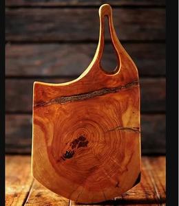 Planche à découper en bois avec un design rustique adapté aux cuisines de ferme et aux environnements culinaires professionnels - Product Image 4