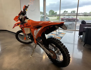 Nouvelles KTM 300 XCW Champion Editions 2025 de haute qualité, légères, à haute efficacité et propulsées à la main - Product Image 3