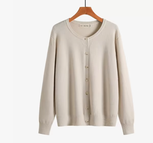 Cardigan en tricot gris à manches longues avec fermeture boutonnée, idéal pour l'automne - Product Image 2