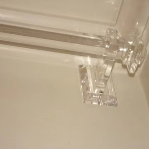 Soporte de cortina acrílico transparente de la mejor calidad para interiores de habitaciones de lujo con atractivo moderno y gran durabilidad - Product Image 1